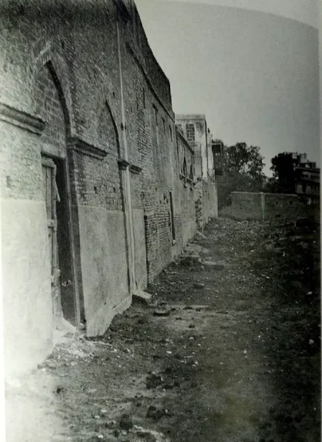 ਜਲਿਆਂਵਾਲ਼਼ੇ ਬਾਗ਼ ਦੇ ਇਸੇ ਰਸਤੇ ਰਾਹੀਂ ਜਨਰਲ ਡਾਇਰ ਆਪਣੇ ਸਿਪਾਹੀਆਂ ਦੇ ਨਾਲ਼ ਅੰਦਰ ਗਿਆ