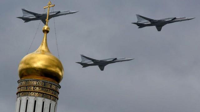 Самолеты Ту-22М3 во время парада в Москве