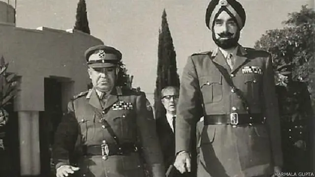 जनरल हरबख़्श सिंह अपने समकक्ष पाकिस्तानी जनरल बख़्तियार राना के साथ.