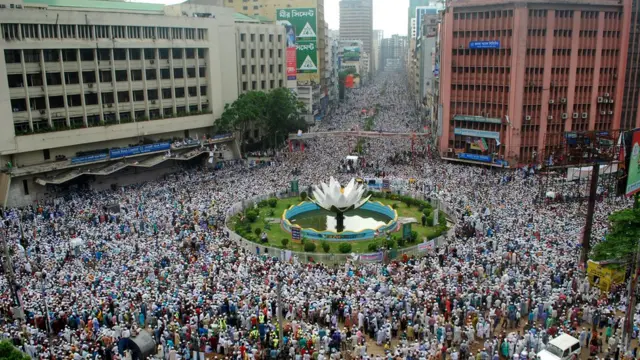 ৫ই মে হেফাজতের হাজার হাজার কর্মী, মাদ্রাসার শিক্ষক ও শিক্ষার্থী শাপলা চত্বরে অবস্থান নিয়েছিলেন।