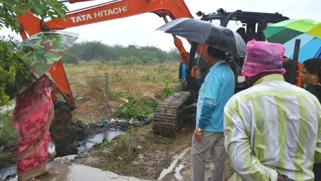 తుపాను ప్రభావిత గ్రామాల్లో డ్రెయిన్లు, రోడ్లు శుభ్రం చేసే చర్యలు చేపడుతున్న పంచాయతీరాజ్ శాఖ, గ్రామీణాభివృద్ధి శాఖ బృందాలు