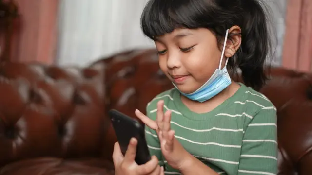 Mental Health : 'मोबाईल काढून घेतला की माझा मुलगा हिंसक होतो'