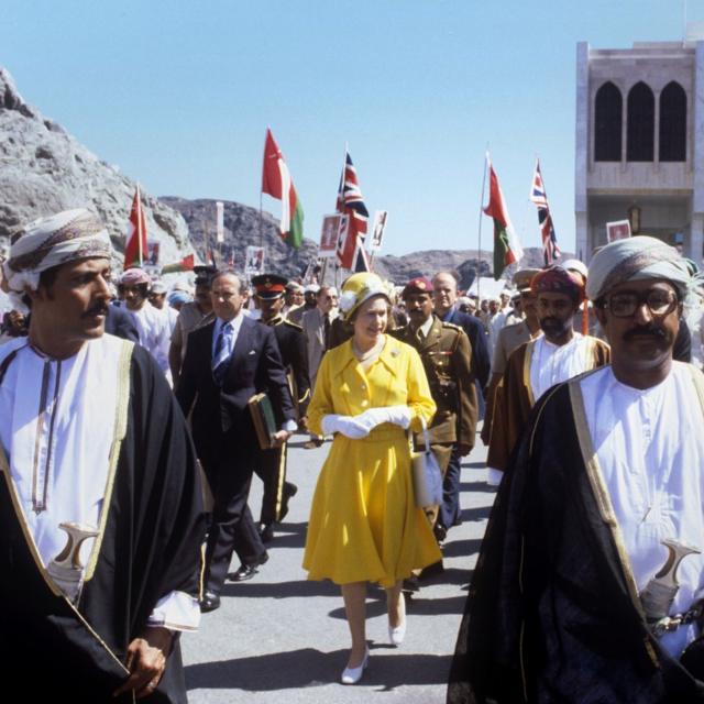 A rainha durante uma caminhada em Mascate, capital de Omã