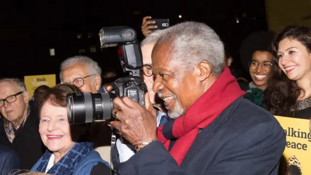 Un malicieux Kofi Annan emprunte l'appareil photo d'un photographe de presse, lors d'une réunion à Londres, en octobre 2017.