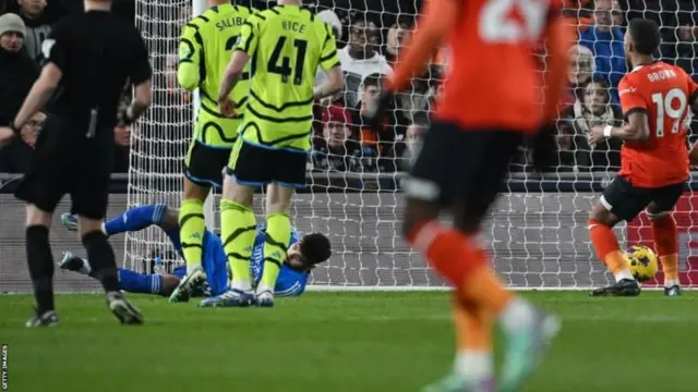 Deeviid Raayaa kubbaan Roos Baarkilee rukute akka galu eeyyamuun taphicha 3 fi 2n Luutan akka dursu taasise