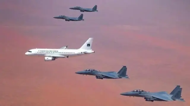 د صدراعظم شهباز شریف الوتکې د هرکلي په پار د سعودي F-15 جنګي الوتکو الوتنه کوله.