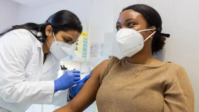 여성의 백신 접종 모습