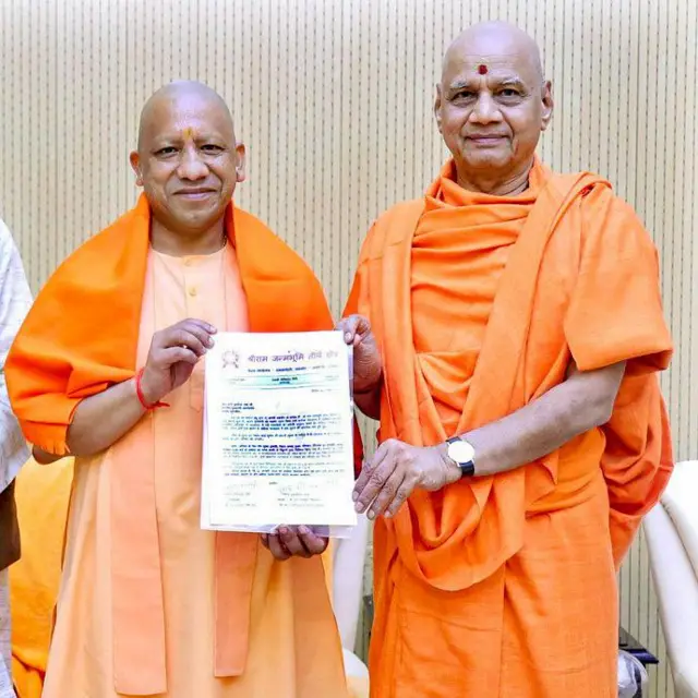 योगी आदित्यनाथ और गोविंद देव गिरी