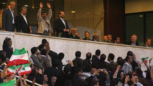 محمود احمدی‌نژاد برای دیدن بازی ایران و عربستان به ورزشگاه آزادی رفت