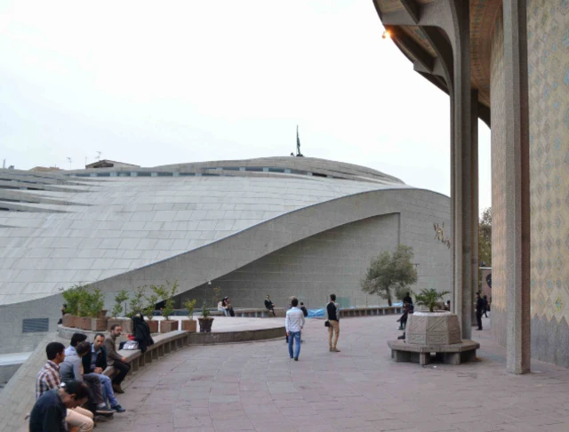 مسجد ولیعصر در کنار تئاتر شهر 