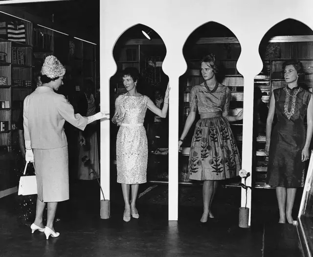 ફેશન શોમાં ક્વિન એલિઝાબેથ દ્વિતીય