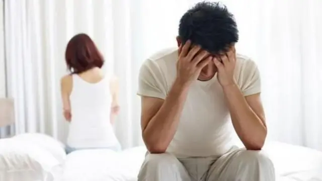 ਬੈਡ ਉੱਪਰ ਉਲਟ ਦਿਸ਼ਾਵਾਂ ਵੱਲ ਮੂੰਹ ਕਰਕੇ ਬੈਠੇ ਜੋੜਾ