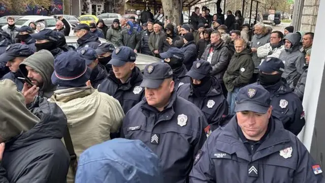 Policija razdvaja pristalice SNS-a i opozicije u centru Kule