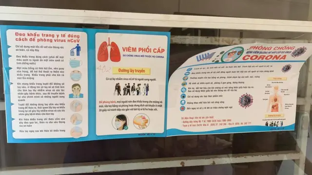 Cửa phòng có dán bảng thông báo để dặn dò về những quy định cách ly