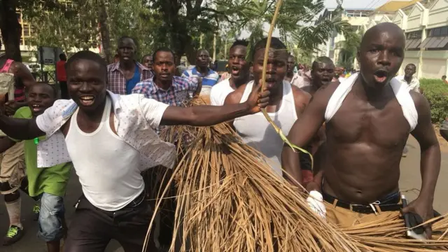 Wafuasi wa Bw Odinga wakisherehekea Kisumu baada yake kula kiapo Uhuru Park, Nairobi