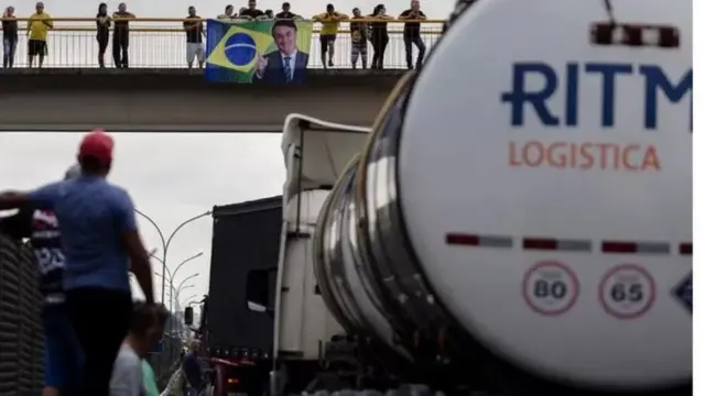 Estrada bloqueadagolbet365 cadastroJacareí (SP); ao fundo,golbet365 cadastropassarela, apoiadores do presidente seguram bandeira com fotogolbet365 cadastroBolsonaro