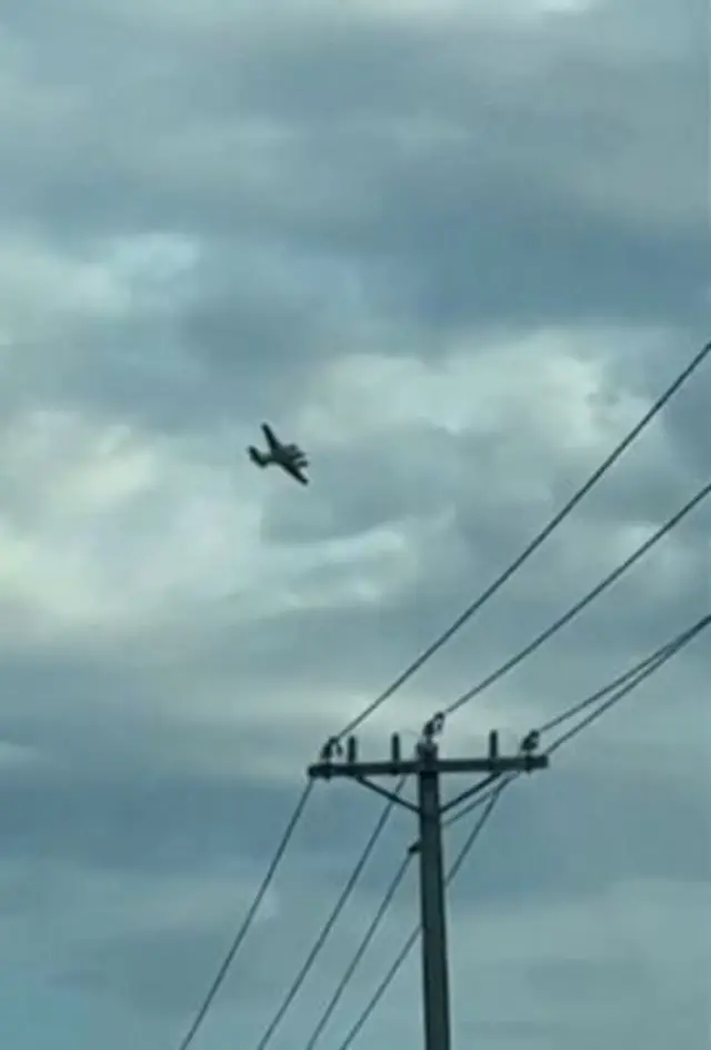 ఆకాశంలో చక్కర్లు కొడుతున్న విమానం