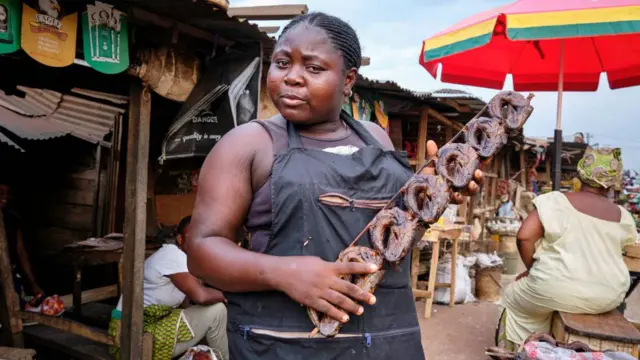 Ụmụnwaanyị na-ere ahịa