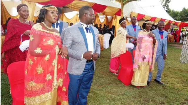 Bwana Asiimwe Edward na Bwana Amos Besigye Pamoja na wachumba wachumba zao na wasindikizaji wao katika sherehe ya kutoa mahali Mbarara Nchini Uganda