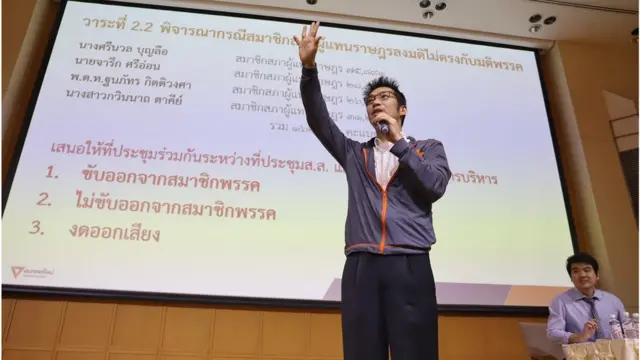 นายธนาธร จึงรุ่งเรืองกิจ หัวหน้าพรรคอนาคตใหม่