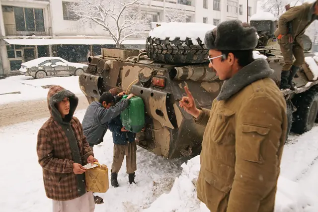 Радянські солдати роздають солярку жителям Кабула