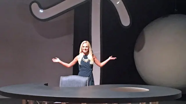 Tomi Lahren no cenário do programa