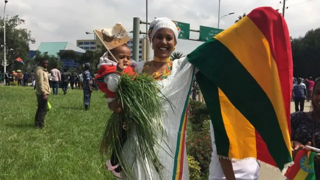 ፕሬዚዳንት ኢሳያስ አፈወርቂን ለመቀበል ብዙዎች በኢትዮጵያ ሰንደቅ አላማ አጊጠው ነበር።