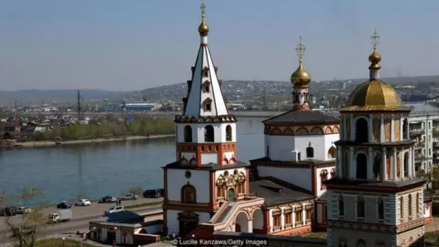 Emas kemudian ditahan oleh batalyon Cek yang terdampar di kota Irkutsk setelah Perang Dunia I.