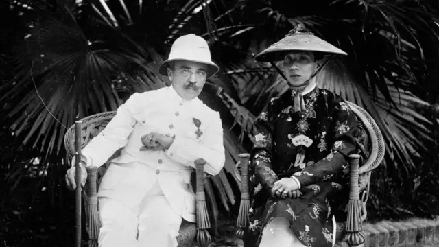 Vua Khải Định (phải) ban hành