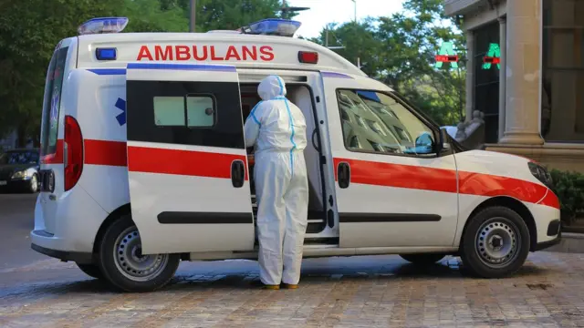 Təcili yardım maşını və tibb işçisi