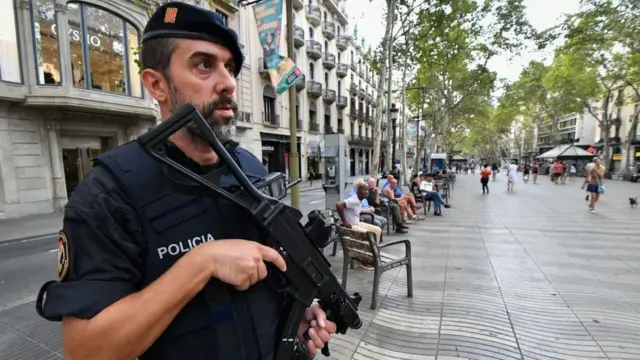 Un mosso en la Rambla