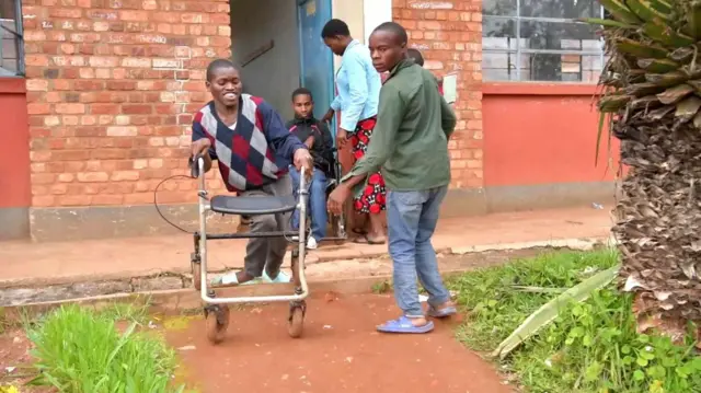 Kugendera ku gakinga k'abagendana ubumuga nti