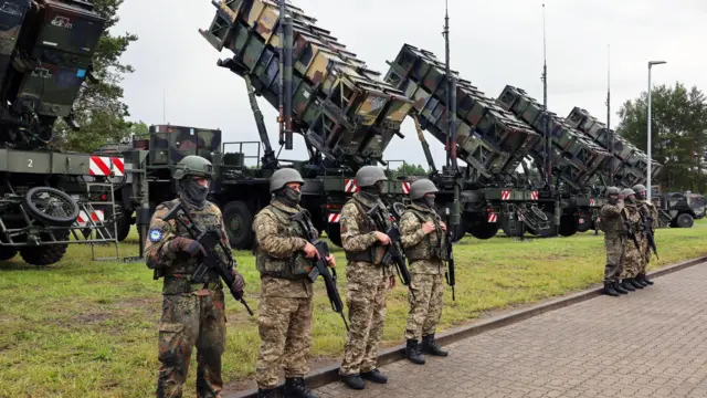 Zdjęcie pokazujące żołnierzy stojących przez baterią systemu antyrakietowego