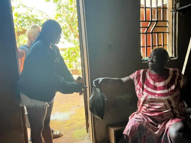 Une habitante venue acheter le Mingwin