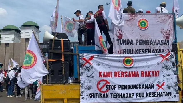 Sejumlah organisasi profesi tenaga kesehatan menggelar aksi demonstrasi di depan gedung DPR dan mendesak pembatalan pengesahan RUU Kesehatan Omnibus Law.