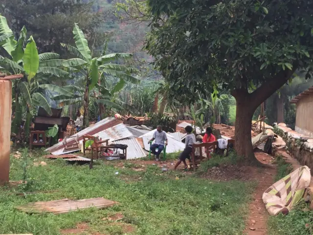 Bamwe ntibarava ku nzu zabo zamaze gushyirwa hasi bavuga ko ntaho kujya bafite