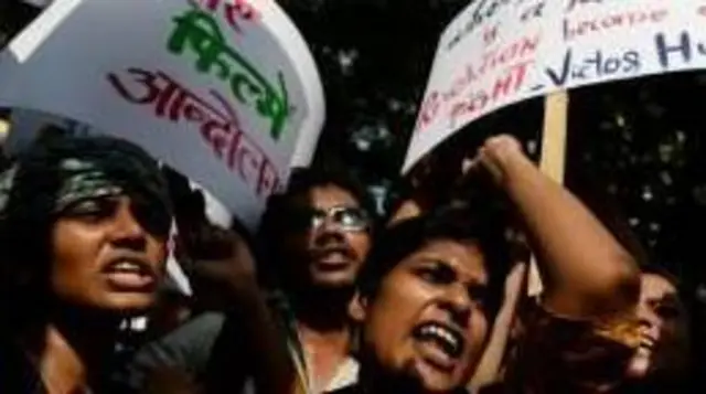 2015 में फ़िल्म एंड टेलिविज़न इंस्टीट्यूट ऑफ़ इंडिया में छात्रों ने संस्थान प्रबंधन के ख़िलाफ़ प्रदर्शन किए थे