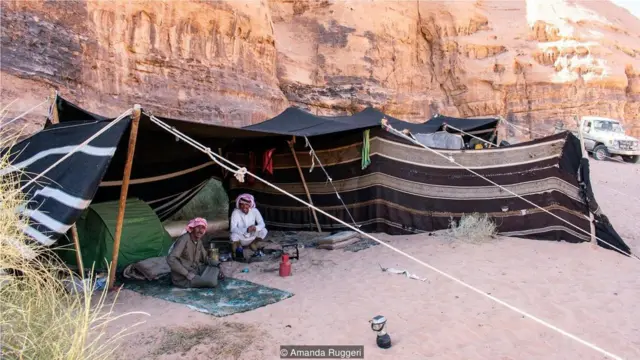 拉希德和父亲在家里休息放松。