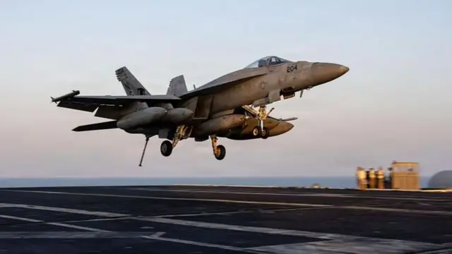 ऑपरेशन एपिक फ्यूरी में एक अमेरिकी F/A-18E लड़ाकू जेट एक मार्च, 2026 को विमानवाहक पोत अब्राहम लिंकन पर समुद्र में उतरने की तैयारी कर रहा है