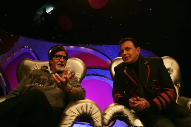 વર્ષ 2010માં ડાન્સ ઇન્ડિયા ડાન્સ ટીવી કાર્યક્રમ દરમિયાન સેટ પર અમિતાભ બચ્ચન અને મિથુન ચક્રવર્તી