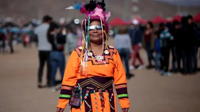 Mujer en Incahuasi con lentes de eclipse