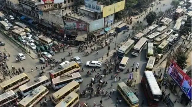 ঢাকার রাস্তায় যানবাহনের বিশৃঙ্খল চলাচল (ফাইল ফটো)