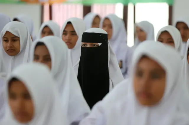 Sejumlah siswa Sekolah Rakyat Menengah Atas mengikuti arahan sebelum pemeriksaan kesehatan di gedung Renovasi Ali Hasjmy, Desa Lam Ilie, Kecamatan Indra Puri, Kabupaten Aceh Besar, Aceh Senin (14/7/2025).