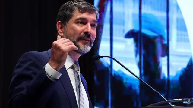 Daniel Johnson hablando desde un atril