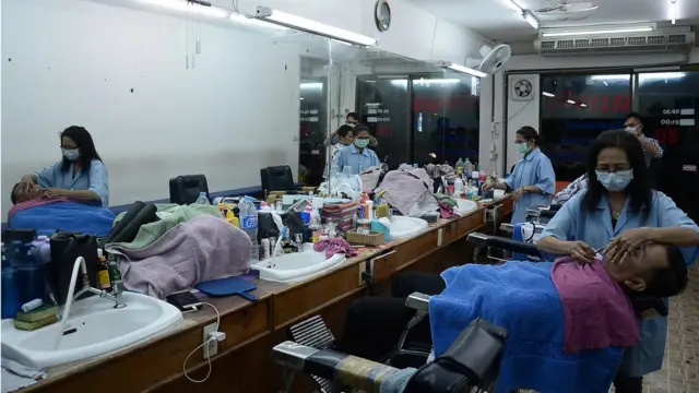 บรรยากาศภายในร้าน คมกริบ ร้านตัดผมในกรุงเทพฯ