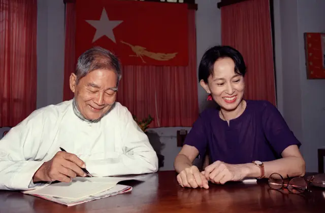 တပ်မှူးကြီးဟောင်း ဦးကြည်မောင်နဲ့ ဒေါ်အောင်ဆန်းစုကြည်