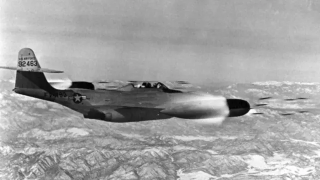 Ни одна из многих десятков ракет Mighty Mouse, выпущенных по "Хеллкэту", не попала в цель