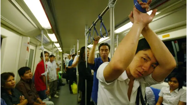 Người dân Bangkok trên chuyến tàu điện ngầm do Mass Rapid Transit Authority of Thailand (MRTA) vận hành