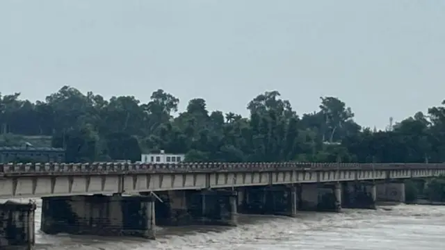 माधोपूर हेडवर्क्स येथील धरणाचा एक दरवाजा अचानक तुटला आणि अनेक कामगार त्यात अडकले.