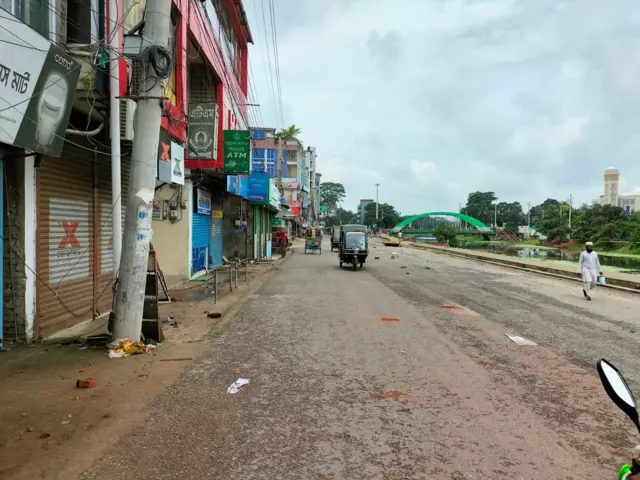 গোপালগঞ্জের রাস্তাঘাট এখন প্রায় জনমানবশূন্য